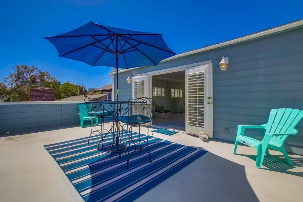 Casa de férias Luxury Summer House Feet From Bay & Ocean Patios
